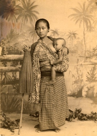ca. April 1907, Java, Indonesia --- An informal portrait of a Javanese mother and her child --- Image by © Eliza Ruhamah Scidmore/National Geographic Society/Corbis